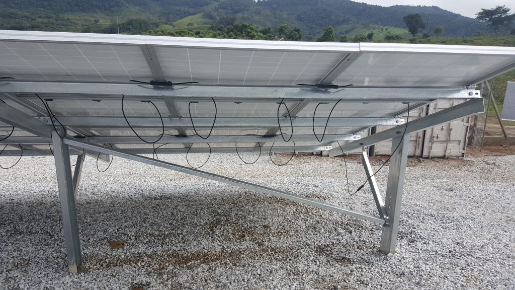 Instalação fotovoltaica em solo com estrutura de aço galvanizado